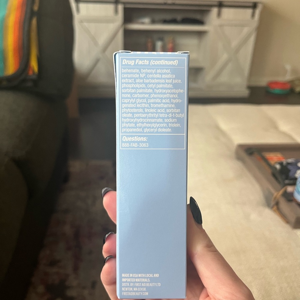 First Aid Beauty - Ultra Repair Rescue Balm - Picture 4 of 8